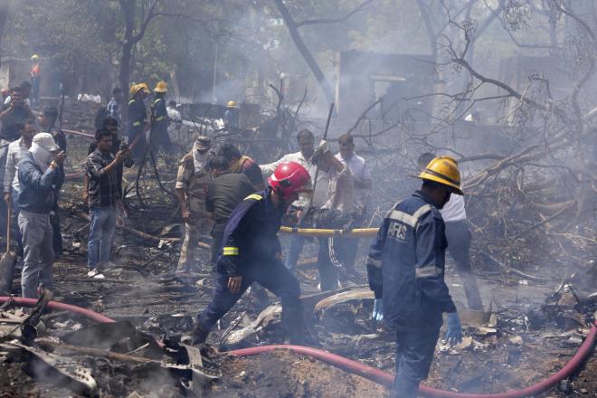 Πυροσβέστες στο σημείο του δυστυχήματος στην Ινδία 