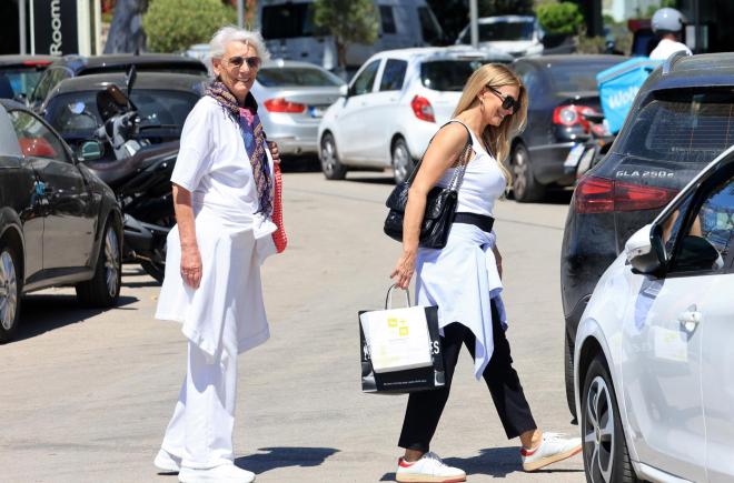 Η Έλλη Κοκκίνου μαζί με τη μητέρα της, Μαίρη Παπαθανασίου, στη Γλυφάδα / NDP Photo Agency - Νίκος Ζότος