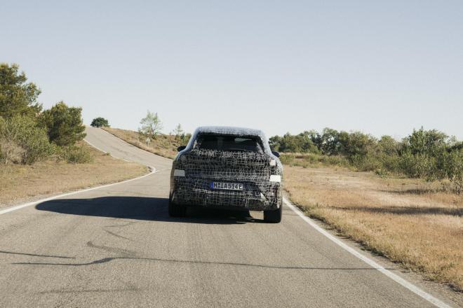 BMW iX3: Τι κρύβουν πίσω από το καμουφλάζ του νέου μοντέλου 