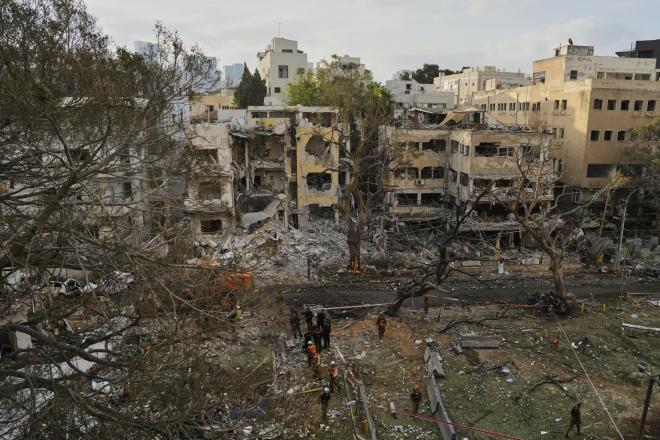 Μαίνονται οι αεροπορικοί βομβαρδισμοί του Ισραήλ εναντίον του Ιράν - AP Images