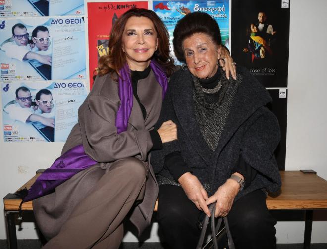 Η Μιμή Ντενίση με τη μητέρα της, Μαρία, που έφυγε από τη ζωή το 2020