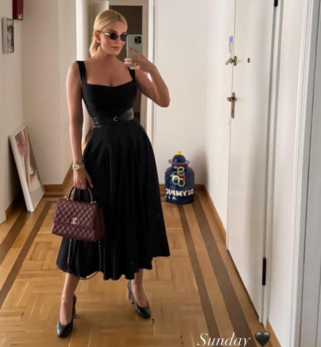 Κατερίνα Καινούργιου:  Με μαύρο cocktail dress και Chanel τσάντα