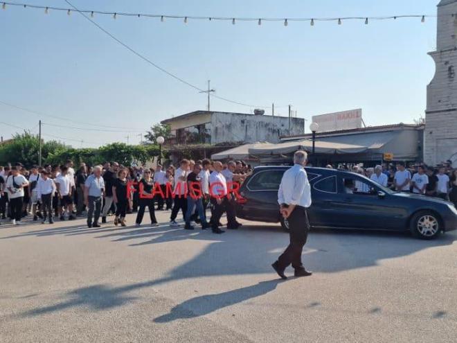 Ανάμεσα στις δεκάδες κόσμου που συνόδευσαν τον 14χρονο στην τελευταία του «κατοικία» και πολλοί συμμαθητές του.