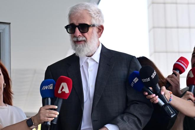 Ο Πέτρος Φιλιππίδης έξω από το εφετείο