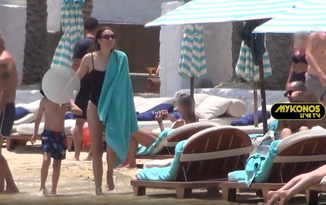 Η Βίκυ Καγιά με τον γιο της, Κάρολο, σε παραλία της Μυκόνου/ mykonoslivetv