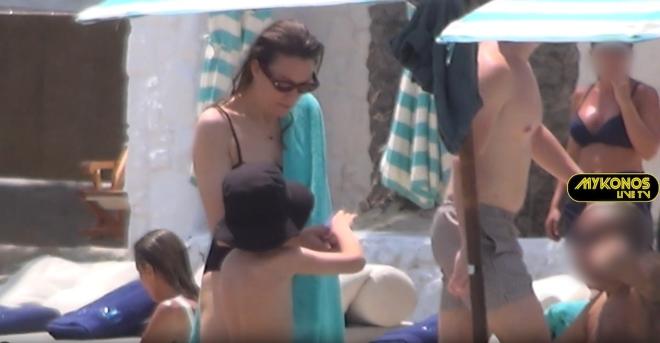 Βίκυ Καγιά: Mε τα παιδιά της στη Μύκονο - Το μαύρο ολόσωμο μαγιό που φόρεσε