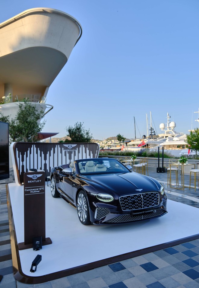 Bentley Continental GTC Mulliner: Στην Αθηναϊκή Ριβιέρα: