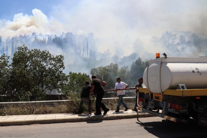 Φωτιά Χίος: Μάχη των πυροσβεστών με τις φλόγες