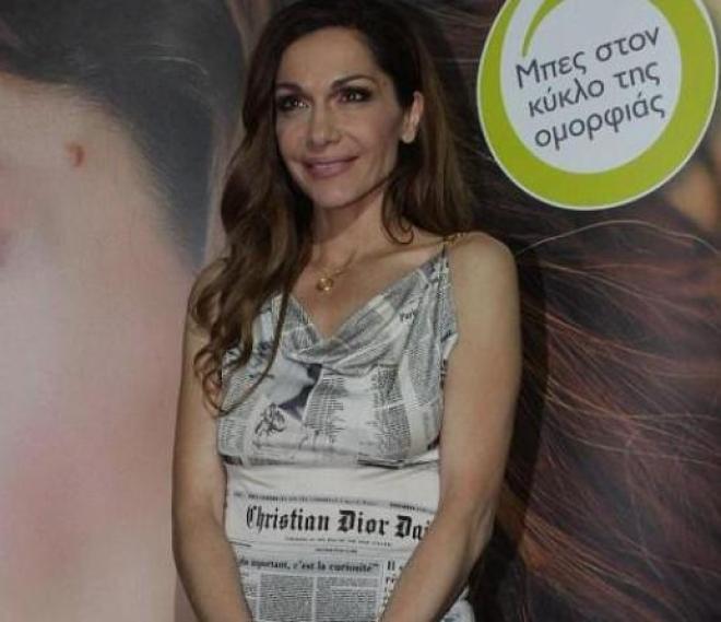 Μελίνα Νικολαΐδη: Φόρεσε το newspaper dress της Δέσποινας Βανδή
