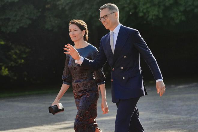 Ο Πρωθυπουργός της Φινλανδίας Alexander Stubb με τη σύζυγό του Suzanne Innes-Stubb / AP Photo/Markus Schreiber