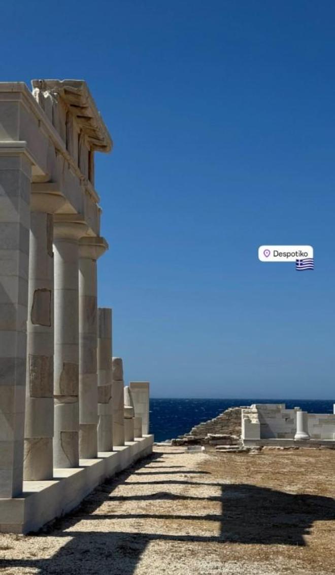 Μαρία Βοσκοπούλου: Διακοπές με τις φίλες της στην Πάρο και στην Αντίπαρο