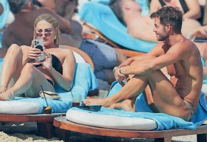 Η Ιωάννα Τούνη με τον κολλητό της φίλο, Μηνά Αηδόνη, στην παραλία της Ψαρού/ περιοδικό ΟΚ!