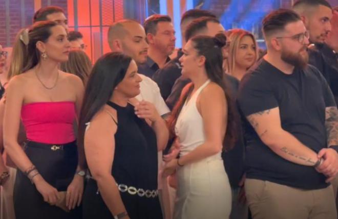 κοπελα λευτερη