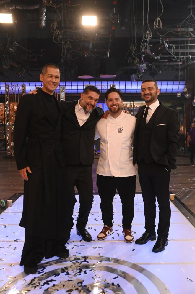 MasterChef 2025: Ο Σωτήρης Κοντιζάς, ο Πάνος Ιωαννίδης κι ο Λεωνίδας Κουτσόπουλος με τον Λευτέρη Πέτρου