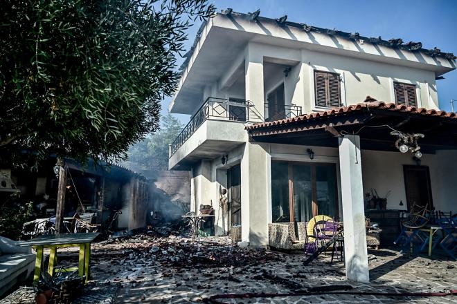 Καμένα σπίτια στην Παλαιά Φώκαια