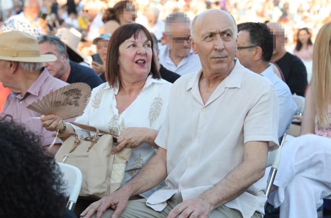 Ο Παύλος Ορκόπουλος με τη σύζυγό του Νίκη Χατζίδου στη συναυλία για τον Μίκη Θεοδωράκη στο Καλλιμάρμαρο / NDP Photo Agency (Ανδρέας Νικολαρέας)