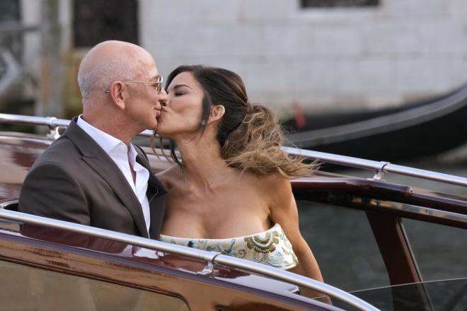 Τζεφ Μπέζος και Λόρεν Σάντσεζ ανταλάσσουν ένα φιλί πριν από το γαμήλιο πάρτυ στη Βενετία (AP Photo/Luca Bruno)