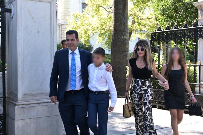 Ο Θάνος Πλεύρης με τη σύζυγο και τα παιδιά του στην ορκομωσία του 