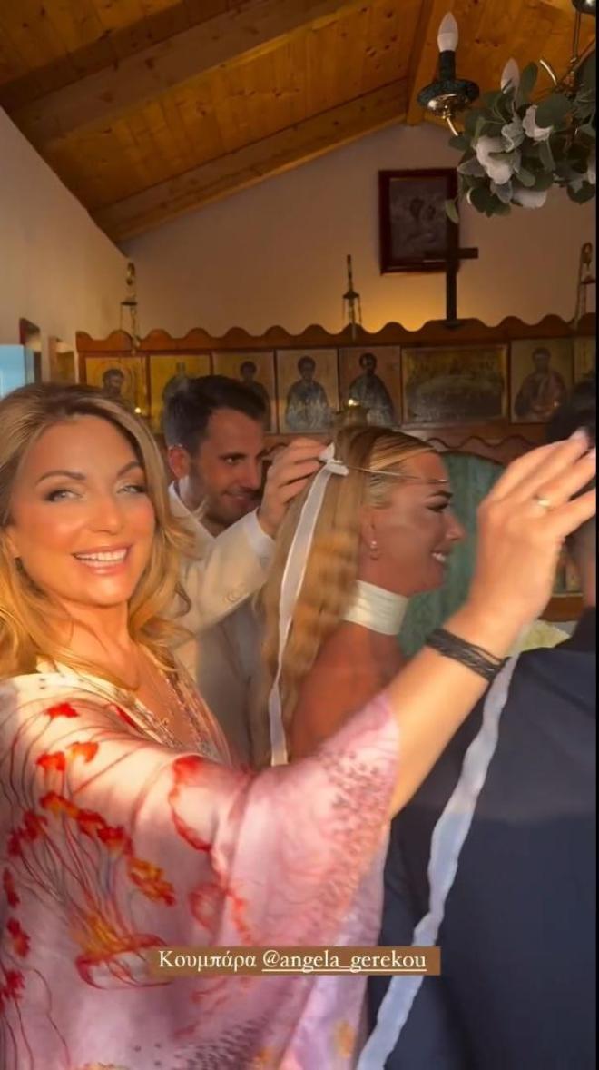 Η Άντζελα Γκερέκου κράτα χαμογελαστή τα στέφανα του ζευγαριού