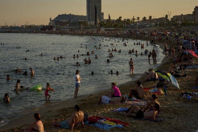 Σε κατάσταση συναγερμού έχουν τεθεί πολλά προάστια του Παρισιού λόγω του καύσωνα - AP Images
