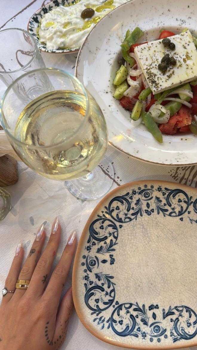 Γαρυφαλλιά Καληφώνη - Χρήστος Μάστορας: Διακοπές στη Μήλο