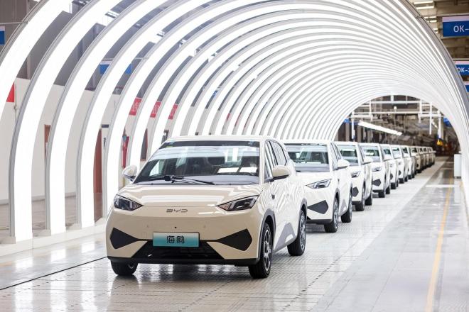 BYD: Ρεκόρ με την παραγωγή του εκατομμυριοστού DOLPHIN SURF