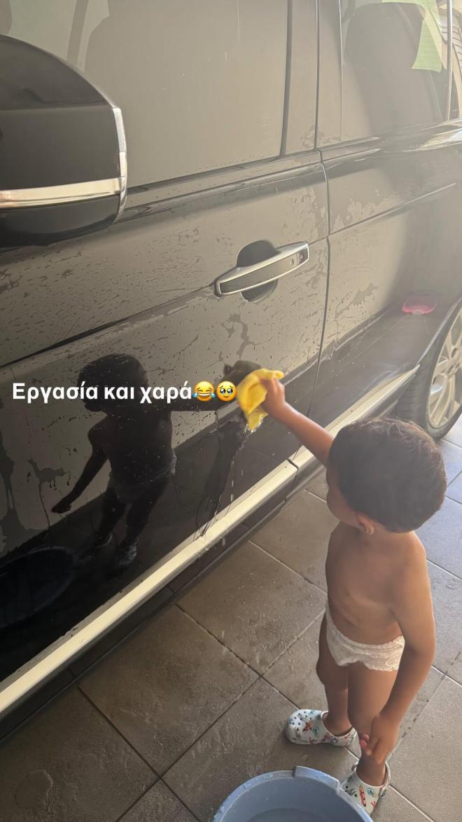 Ελένη Φουρέιρα: Απαθανατίζει τον 2,5 ετών γιος της να πλένει το αμάξι