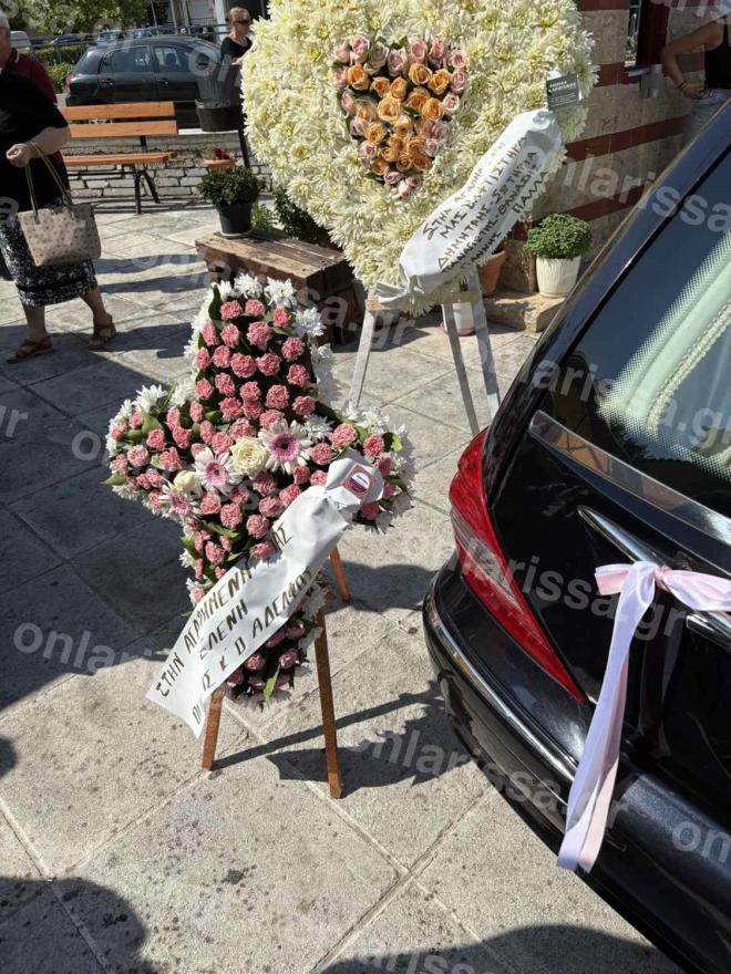 Στεφάνια στην κηδεία της 18χρονης στη Λάρισα