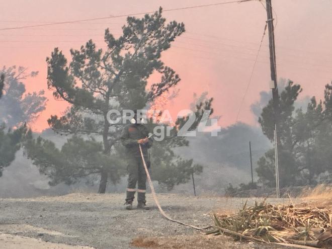 Εκτός ελέγχου η φωτιά στο Λασίθι: Καίγονται σπίτια - Απειλούνται ξενοδοχεία