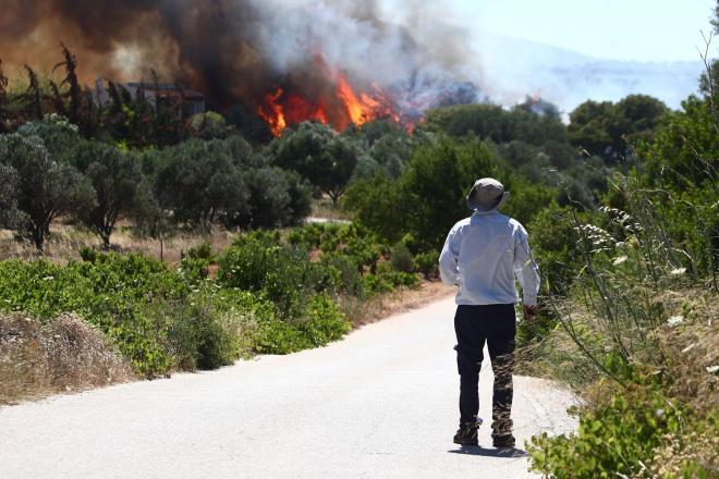 Φωτογραφίες από τη φωτιά στη Ραφήνα