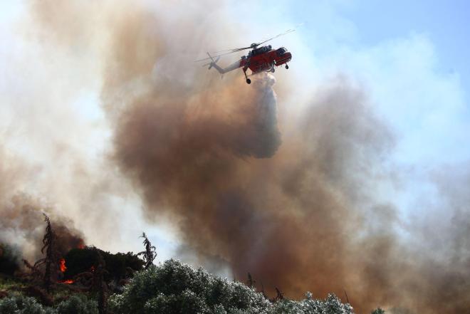 Φωτογραφίες από τη φωτιά στη Ραφήνα