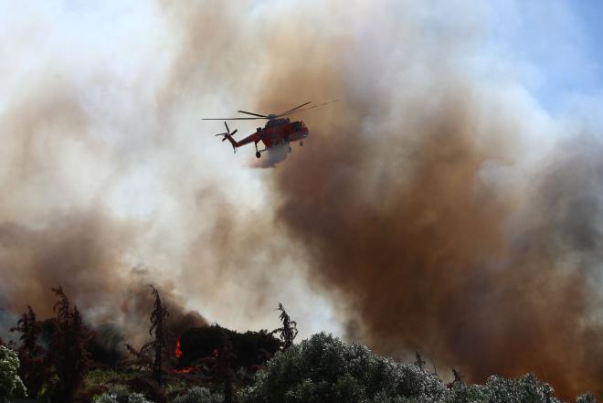 Φωτογραφίες από τη φωτιά στη Ραφήνα