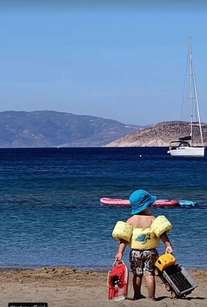 Ο μικρός Κίμωνας με τα συμπράγκαλά του στην παραλία
