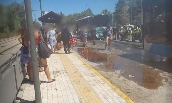 Σύγκρουση λεωφορείων στη Βούλα με τραυματίες