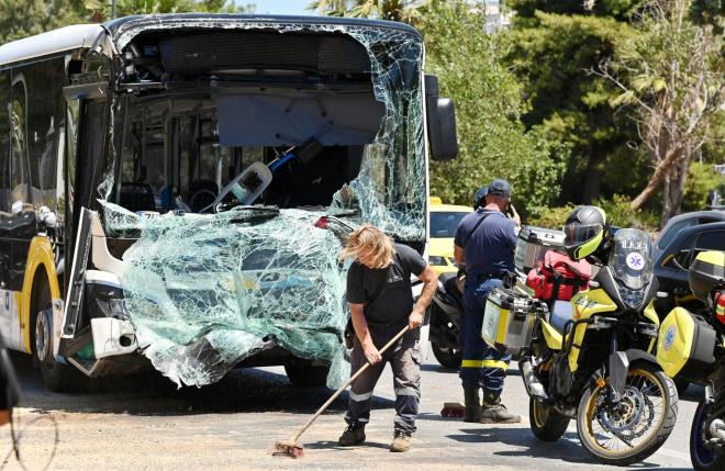 Σύγκρουση λεωφορείων στη Βούλα