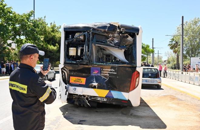 Σύγκρουση 2 λεωφορείων στην παραλιακή