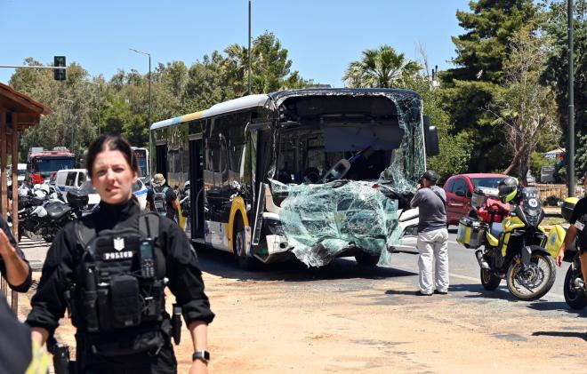 Σύγκρουση λεωφορείων στη Βούλα: 47 τραυματίες - Ανάμεσά τους 12 παιδιά