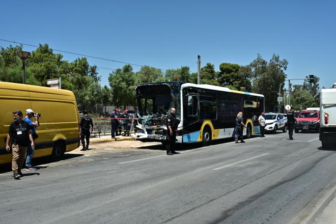 Ένα λεωφορείο έπεσε πάνω σε προπορευόμενο λεωφορείο στο ύψος της πλαζ Βούλας - Eurokinissi