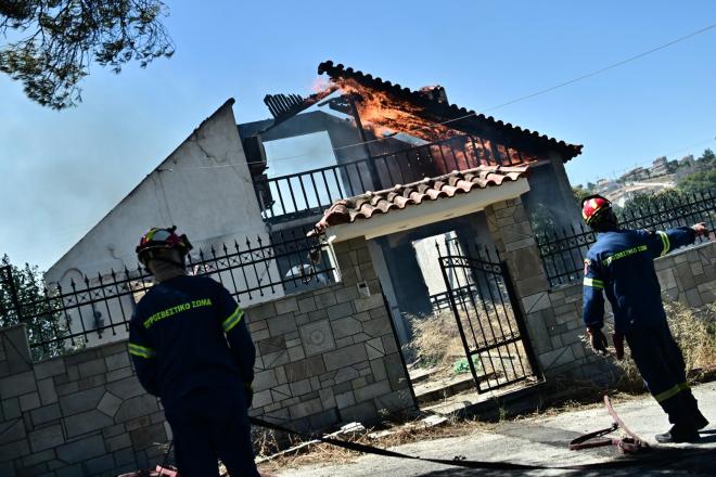 Φωτιά τώρα στο Κορωπί - Καίγονται σπίτια
