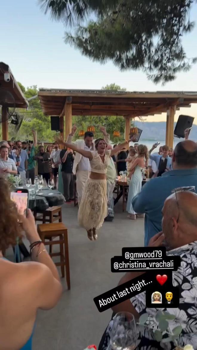 Beach wedding vibes: Το ατελείωτο γλέντι της Χριστίνας Βραχάλη