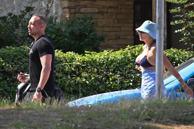 Κωνσταντίνα Σπυροπούλου: Στην παραλία με μπλε μπικίνι και καπέλο Chanel