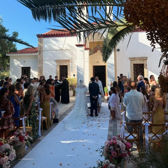 Αμαλία Κωστοπούλου: Διακοπές στην Ελλάδα -Πήγε σε γάμο φίλης της στην Κρήτη