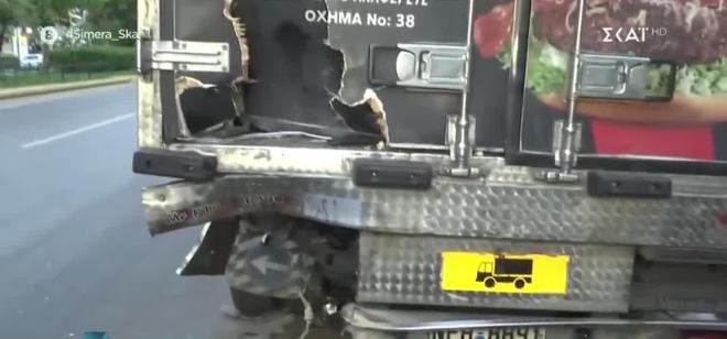 H μηχανή που οδηγούσε ένας άνδρας στη λεωφόρο Θησέως στην Καλλιθέα εξετράπη της πορείας της και καρφώθηκε σε σταθμευμένο φορτηγό