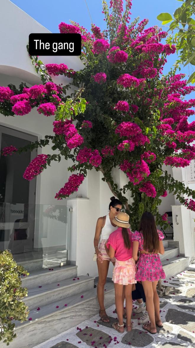 Τσιμτσιλή: Οι κούκλες κόρες της με matchy matchy σύνολα στην Πάρο