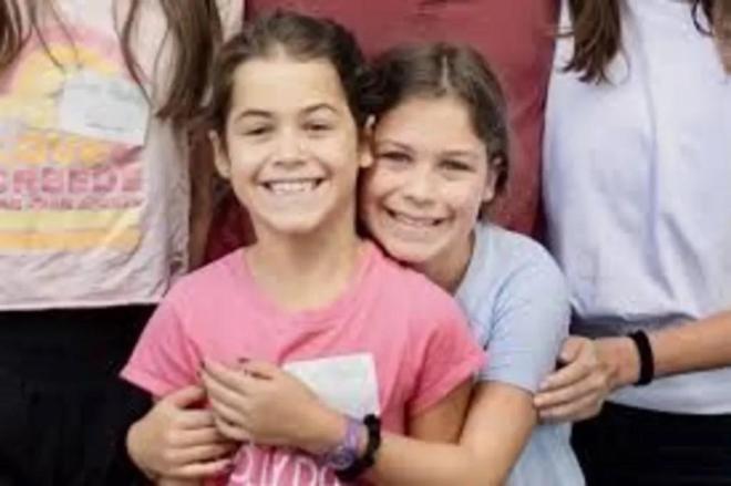 Οι δίδυμες Hanna και Rebecca Lawrence έχασαν τη ζωή τους στην κατασκήνωση στο Τέξας - Facebook