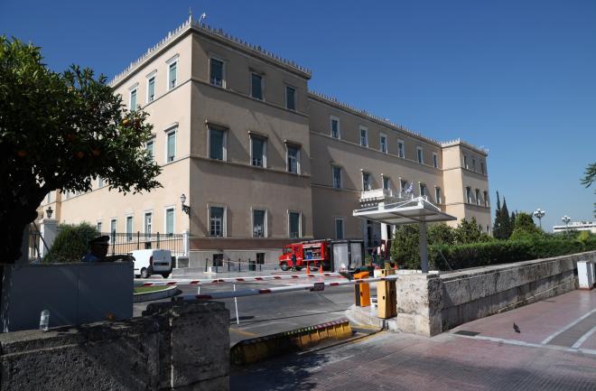 Λήξη συναγερμού στη Βουλή: Φάρσα ο φάκελος που εντοπίστηκε