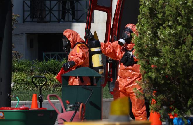 Σε εξέλιξη επιχείρηση στη Βουλή για ύποπτο φάκελο που βρέθηκε 