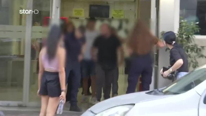 Η 14χρονη που βιάστηκε στον Πειραιά ζήτησε την τιμωρία των τριών εκ των τεσσάρων κατηγορουμένων