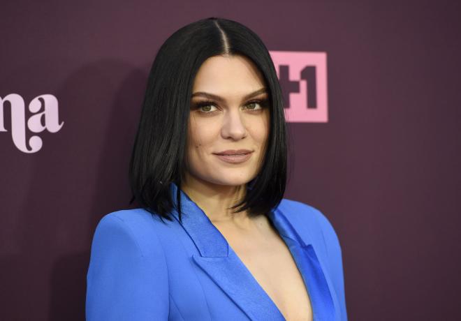 Η Jessie J σε εμφάνισή της στο Λος Άντζελες το 2018