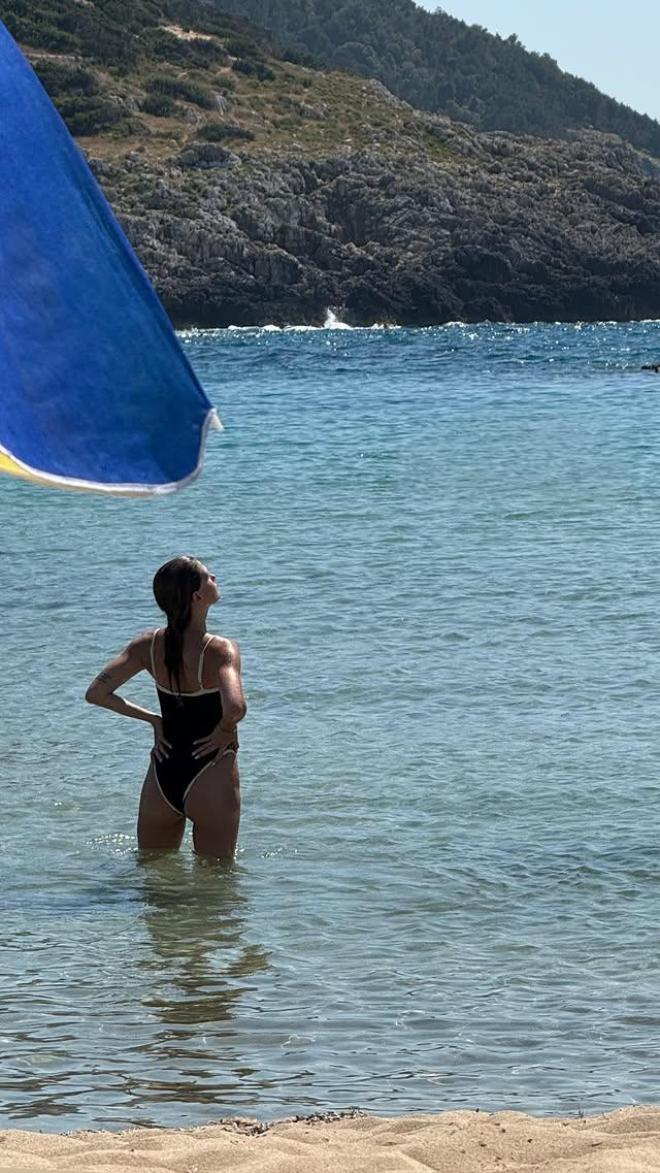 Νέες καλοκαιρινές πόζες της Αμαλίας Κωστοπούλου με μαγιό